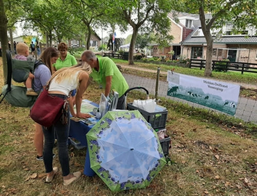 Infokraam staat op Oranjemarkt Maasland