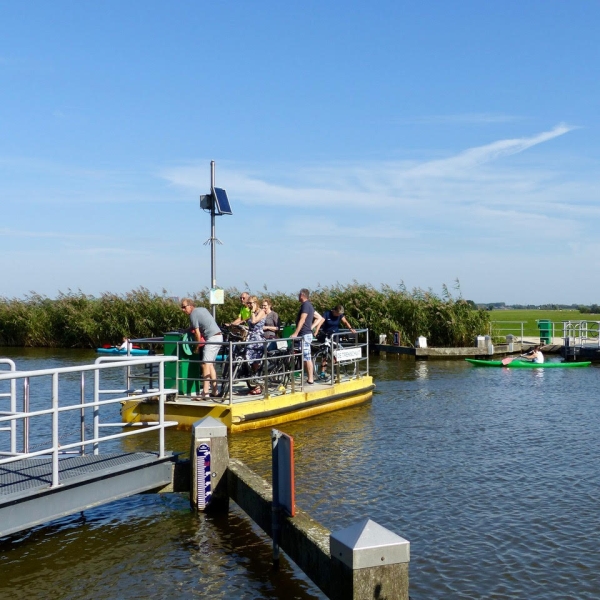 Trekschuit pontje vol met fietsers TvdM aug 2022